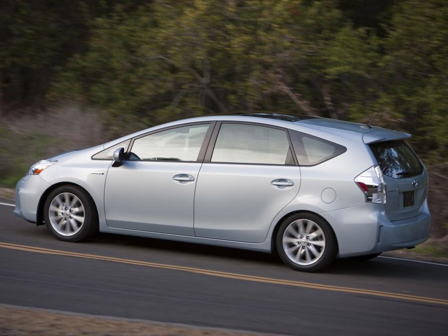  Toyota Prius MPV v 2011 года  (фото 24 из 30)